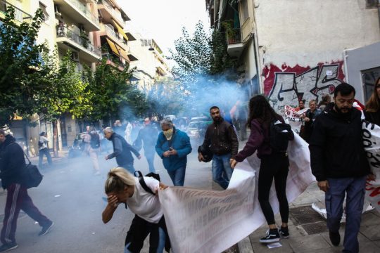 Γονείς και εκπαιδευτικοί προσπαθούν να προστατευτούν από τα χημικά